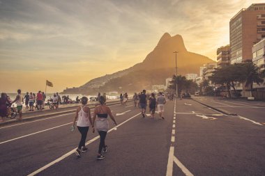 Ipanema 'nın Vieira Souto Bulvarı' nda Altın Gün Batımı Rio de Janeiro, Brezilya