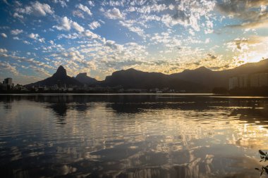 Rodrigo de Freitas Lagoon 'da destansı günbatımı, Ipanema - Rio de Janeiro, Brezilya