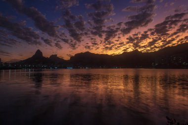 Rodrigo de Freitas Lagoon 'da destansı günbatımı, Ipanema - Rio de Janeiro, Brezilya