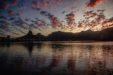 Rodrigo de Freitas Lagoon 'da destansı günbatımı, Ipanema - Rio de Janeiro, Brezilya