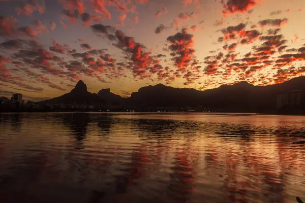 Rodrigo de Freitas Lagoon 'da destansı günbatımı, Ipanema - Rio de Janeiro, Brezilya