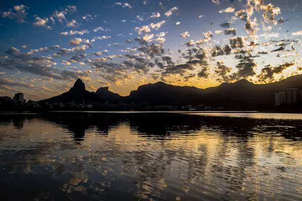 Rodrigo de Freitas Lagoon 'da destansı günbatımı, Ipanema - Rio de Janeiro, Brezilya
