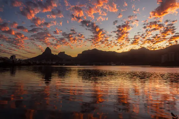 Rodrigo de Freitas Lagoon 'da destansı günbatımı, Ipanema - Rio de Janeiro, Brezilya