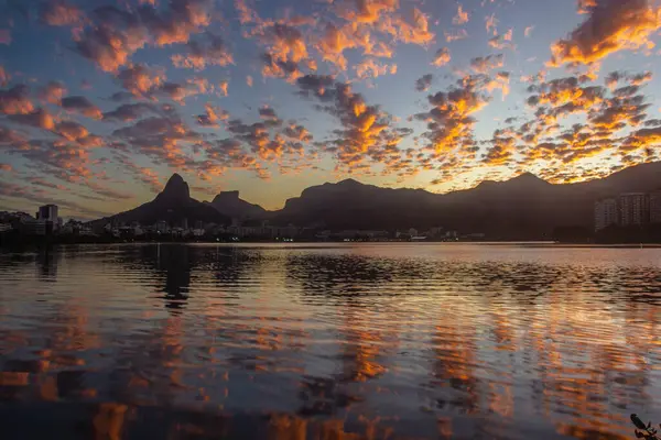 Rodrigo de Freitas Lagoon 'da destansı günbatımı, Ipanema - Rio de Janeiro, Brezilya