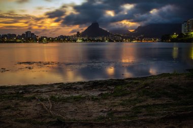 Gün batımı Rodrigo de Freitas Lagoon, Ipanema - Rio de Janeiro, Brezilya