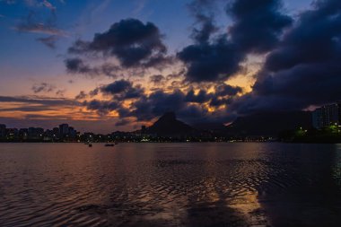 Gün batımı Rodrigo de Freitas Lagoon, Ipanema - Rio de Janeiro, Brezilya