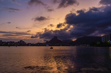 Gün batımı Rodrigo de Freitas Lagoon, Ipanema - Rio de Janeiro, Brezilya