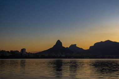 Rodrigo de Freitas Gölü 'nde gün batımı Rio de Janeiro, Brezilya