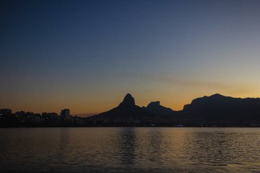 Rodrigo de Freitas Gölü 'nde gün batımı Rio de Janeiro, Brezilya