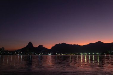 Rodrigo de Freitas Gölü 'nde gün batımı Rio de Janeiro, Brezilya