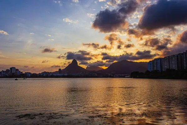 Gün batımı Rodrigo de Freitas Lagoon, Ipanema - Rio de Janeiro, Brezilya
