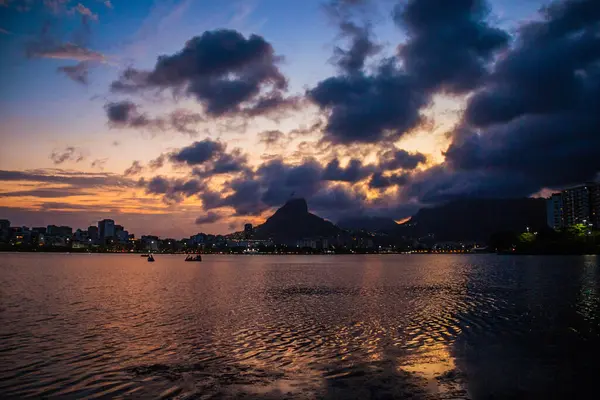 Gün batımı Rodrigo de Freitas Lagoon, Ipanema - Rio de Janeiro, Brezilya
