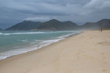 Grumari Plajı 'nda bulutlu bir öğleden sonra Rio de Janeiro, Brezilya