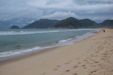 Grumari Plajı 'nda bulutlu bir öğleden sonra Rio de Janeiro, Brezilya