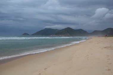 Grumari Plajı 'nda bulutlu bir öğleden sonra Rio de Janeiro, Brezilya