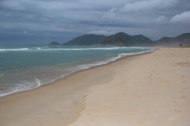 Grumari Plajı 'nda bulutlu bir öğleden sonra Rio de Janeiro, Brezilya