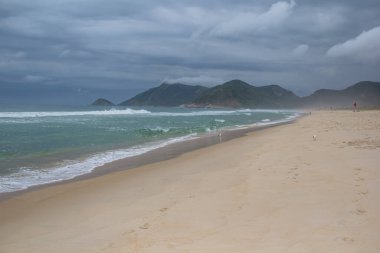 Grumari Plajı 'nda bulutlu bir öğleden sonra Rio de Janeiro, Brezilya