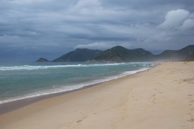 Grumari Plajı 'nda bulutlu bir öğleden sonra Rio de Janeiro, Brezilya