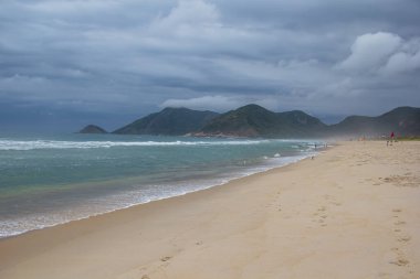 Grumari Plajı 'nda bulutlu bir öğleden sonra Rio de Janeiro, Brezilya