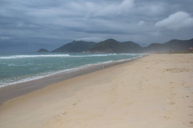 Grumari Plajı 'nda bulutlu bir öğleden sonra Rio de Janeiro, Brezilya