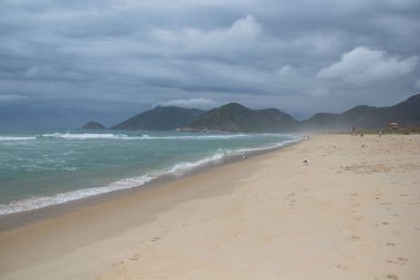 Grumari Plajı 'nda bulutlu bir öğleden sonra Rio de Janeiro, Brezilya
