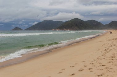 Grumari Plajı 'nda bulutlu bir öğleden sonra Rio de Janeiro, Brezilya