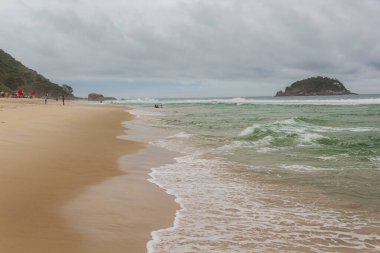 Grumari Plajı 'nda bulutlu bir öğleden sonra Rio de Janeiro, Brezilya
