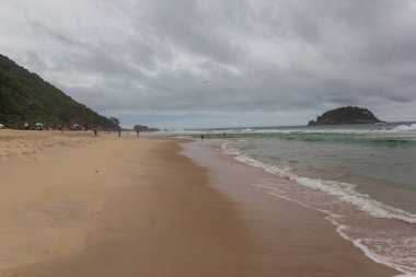 Grumari Plajı 'nda bulutlu bir öğleden sonra Rio de Janeiro, Brezilya