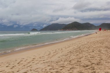 Grumari Plajı 'nda bulutlu bir öğleden sonra Rio de Janeiro, Brezilya