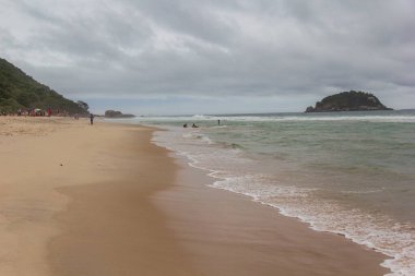 Grumari Plajı 'nda bulutlu bir öğleden sonra Rio de Janeiro, Brezilya