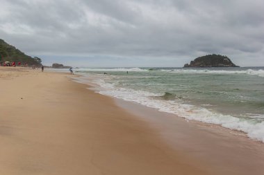 Grumari Plajı 'nda bulutlu bir öğleden sonra Rio de Janeiro, Brezilya