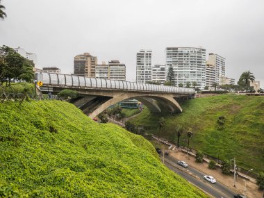 Eduardo Villena Köprüsü 'nde sisli bir gün, Miraflores Bölgesi - Lima, Peru