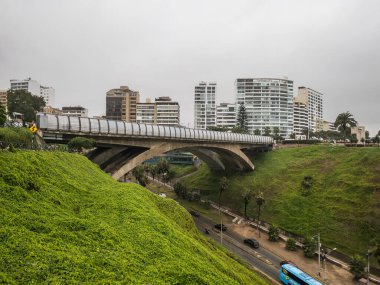 Eduardo Villena Köprüsü 'nde sisli bir gün, Miraflores Bölgesi - Lima, Peru