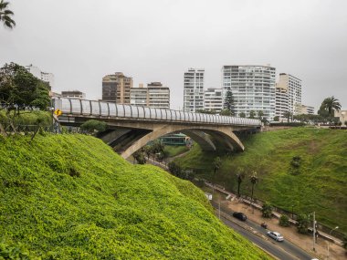 Eduardo Villena Köprüsü 'nde sisli bir gün, Miraflores Bölgesi - Lima, Peru