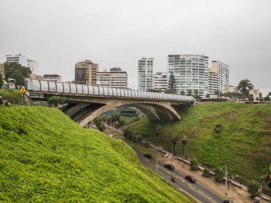 Eduardo Villena Köprüsü 'nde sisli bir gün, Miraflores Bölgesi - Lima, Peru