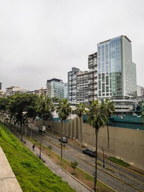 Lima, Peru - 5 Haziran 2025: Malecon Balta, Miraflores Bölgesi 'nde sisli bir gün