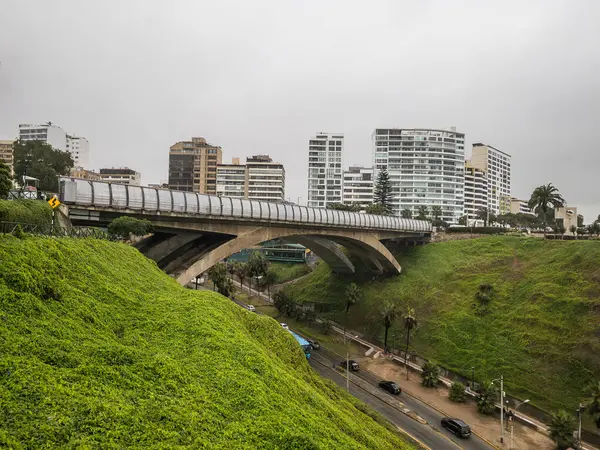 Eduardo Villena Köprüsü 'nde sisli bir gün, Miraflores Bölgesi - Lima, Peru