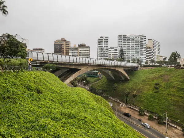 Eduardo Villena Köprüsü 'nde sisli bir gün, Miraflores Bölgesi - Lima, Peru