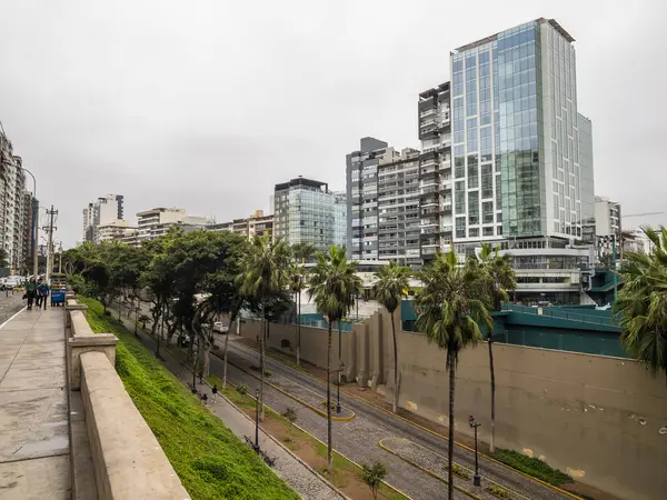 Lima, Peru - 5 Haziran 2025: Malecon Balta, Miraflores Bölgesi 'nde sisli bir gün