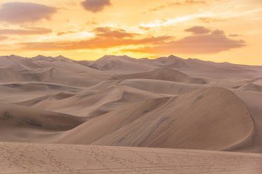 Kum tepelerinde gün batımı, Huacachina Çölü, Ica - Peru