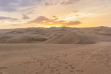Kum tepelerinde gün batımı, Huacachina Çölü, Ica - Peru