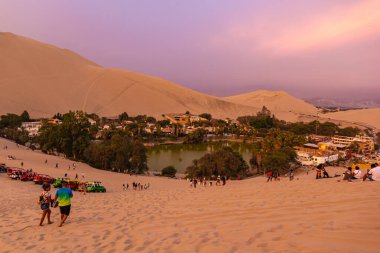 Ica, Peru - 14 Ocak 2020: Huacachina vahasında gün batımı