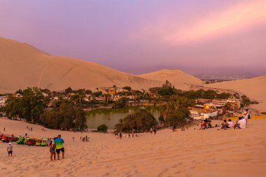 Ica, Peru - 14 Ocak 2020: Huacachina vahasında gün batımı