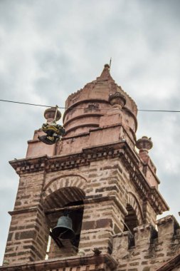 Ayacucho, Peru - 25 Ocak 2024 Saint Agustin Kilisesi 'nin çan kulesinde birbirine dolanmış eski ayakkabılar