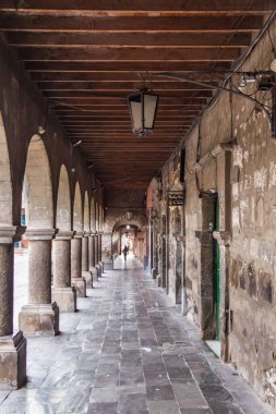 Ayacucho, Peru - 25 Ocak 2024: Huamanga Meydanı 'nda kemerler