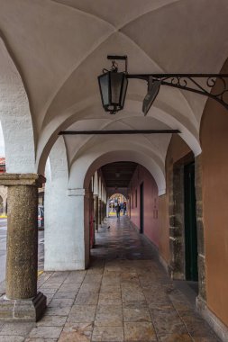 Huamanga Meydanı 'ndaki kemerler - Ayacucho, Peru