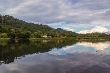 Villa Rica 'daki El Oconal Gölü - Oxapampa Eyaleti, Pasco, Peru