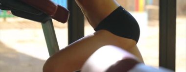 Pencerenin arkasında takım elbiseli bir adam var.