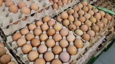 Süpermarkette sergilenen taze taze yeşil soğanların orta boy yakın çekimi. Fiyat etiketi görünür, gerçek bir alışveriş deneyimi ekliyor. Gıda, market ve market için mükemmel.