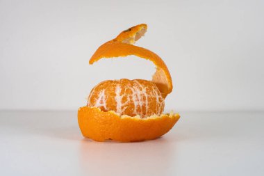 Portakal kabuğunun sarmal formu beyaz arka planda izole edilmiş, üst görünümde..